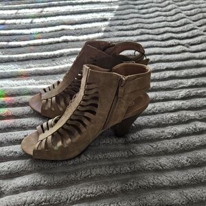 BRAND NEW ** Stylish Tan Women's Heeled Sandals